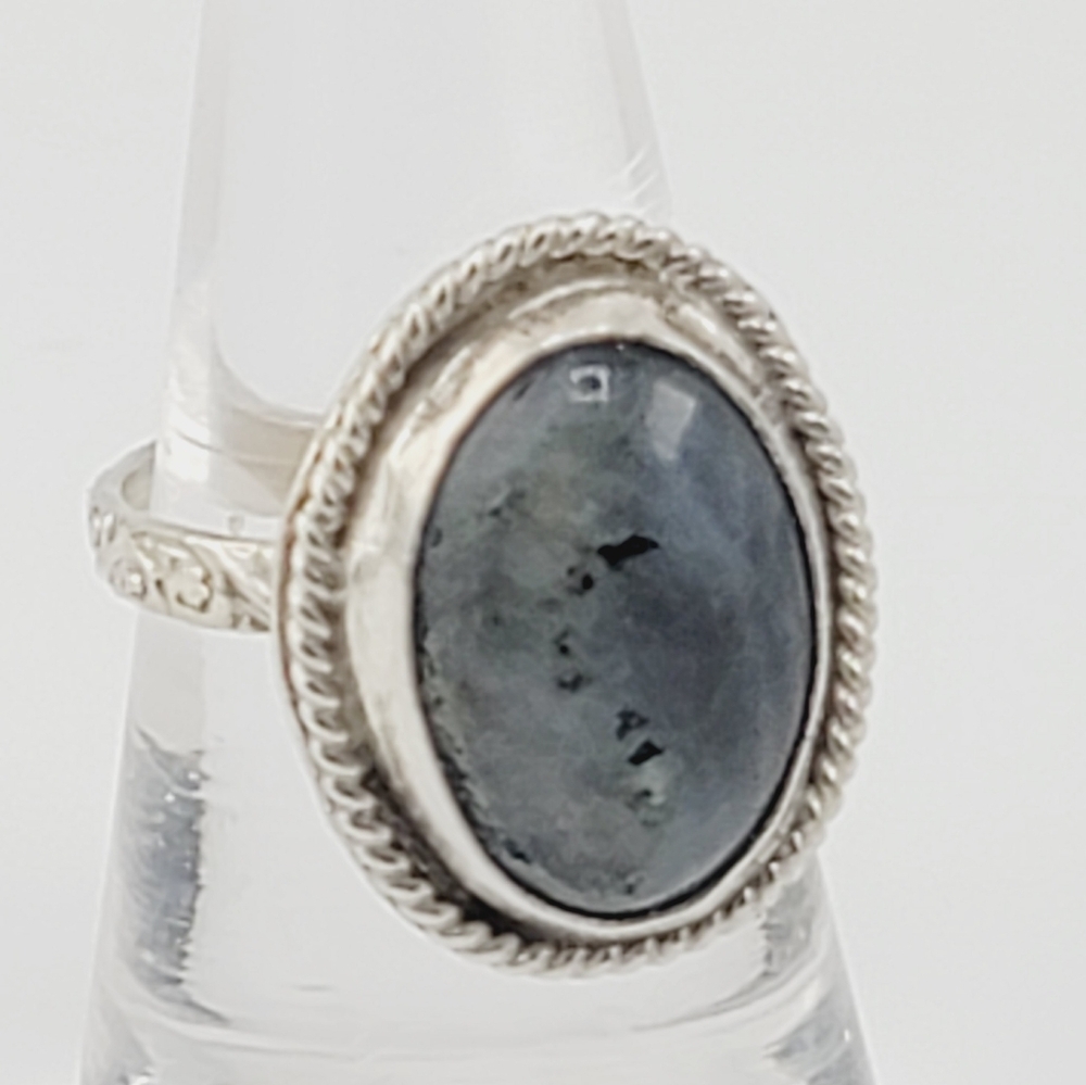 LABRADORITE ROUND RING WITH EMBOSSED RING BAND HANDMADE IN STERLING SILVER 8.5 - Picture 2 of 6